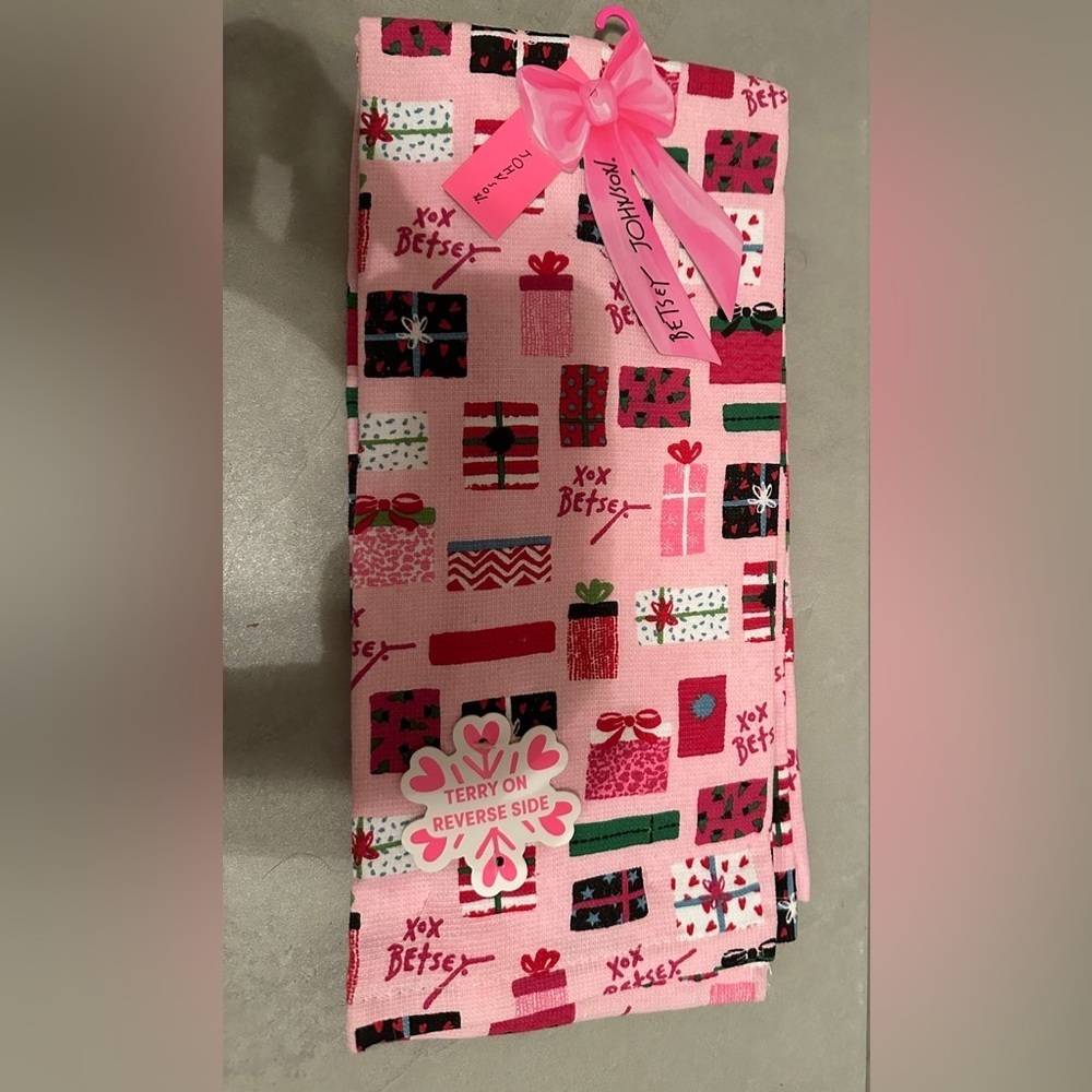 Betsey Johnson Christmas Kitchen Towels Presents Gifts Set of 2 PINK NEW - Picture 1 of 7